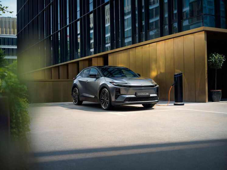 Электрическая, смелая и полная стиля TOYOTA C-HR+