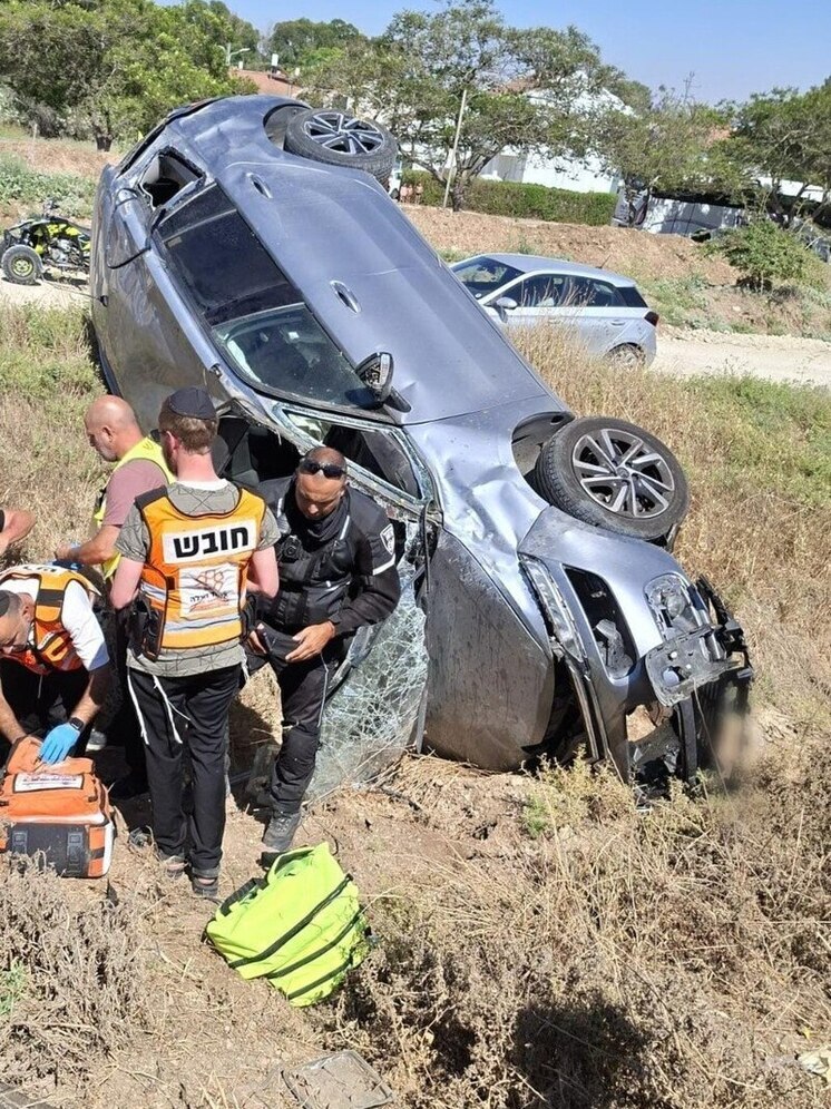 Автомобиль перевернулся на дороге 352