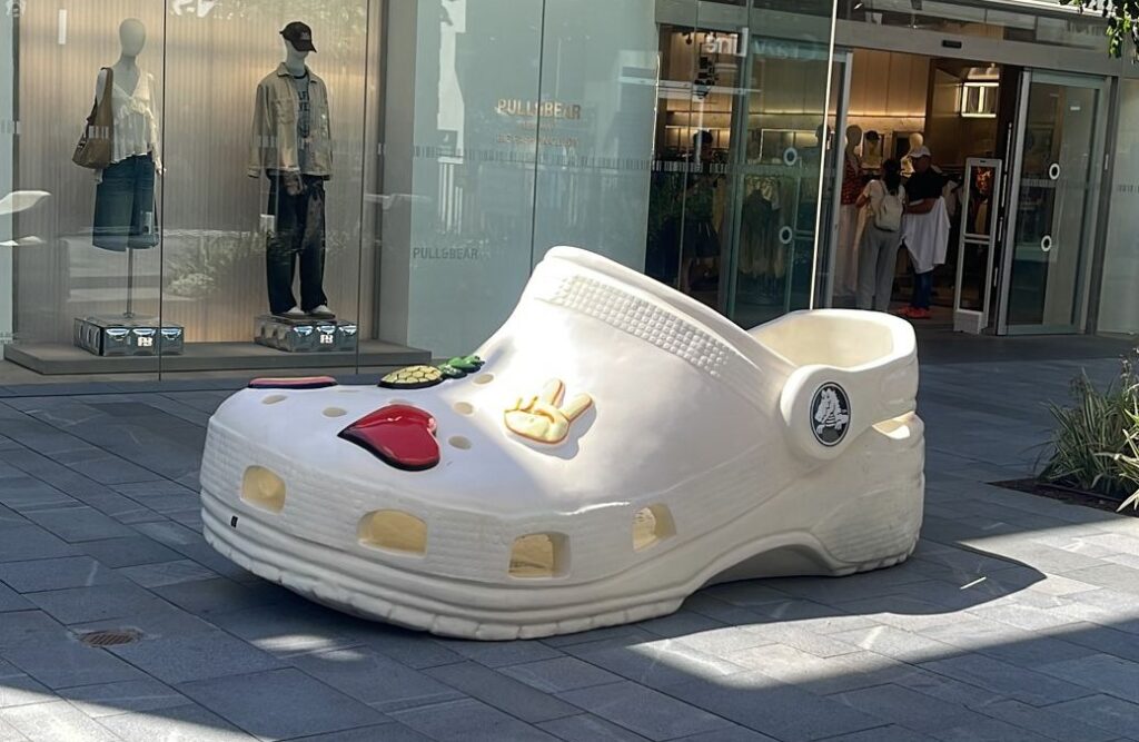 Новое место притяжения и популярная фотозона – гигантский Crocs на променаде Big Fashion Glilot